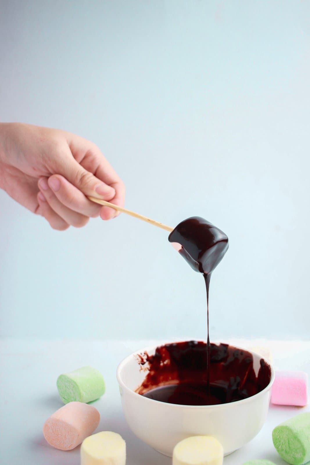 Como funciona uma cobrideira de chocolate (e o que define a cobertura perfeita)