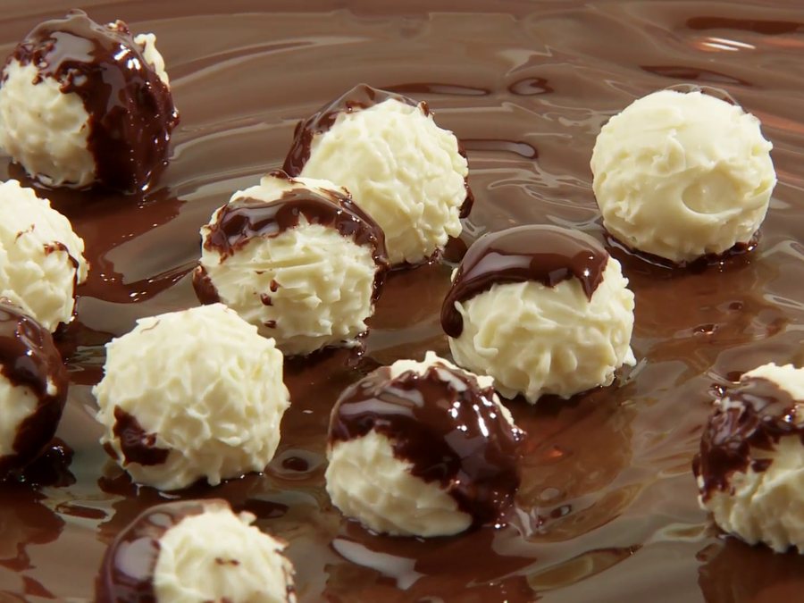 Bombons banhados em chocolate branco e escuro